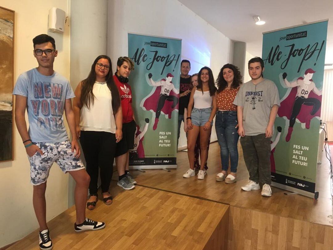 Jóvenes, profesores y ayuntamiento presentando el programa