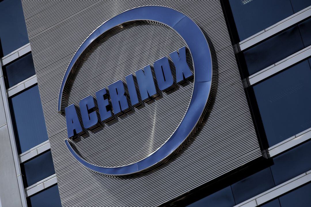Detalle del logo de Acerinox en el edificio de su sede en Madrid.