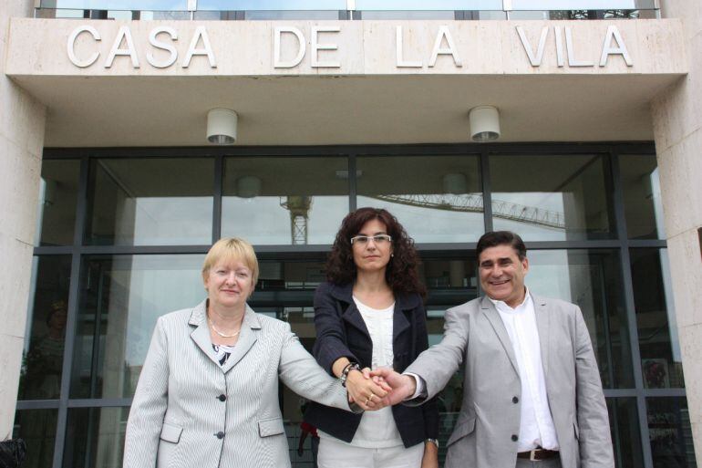 D'esquerra a dreta, Carme Cros (PP), Mercè Dalmau (CiU) i Xavier Martí (PLIC), el dia de la signatura del pacte de govern a Cambrils l'any 2011