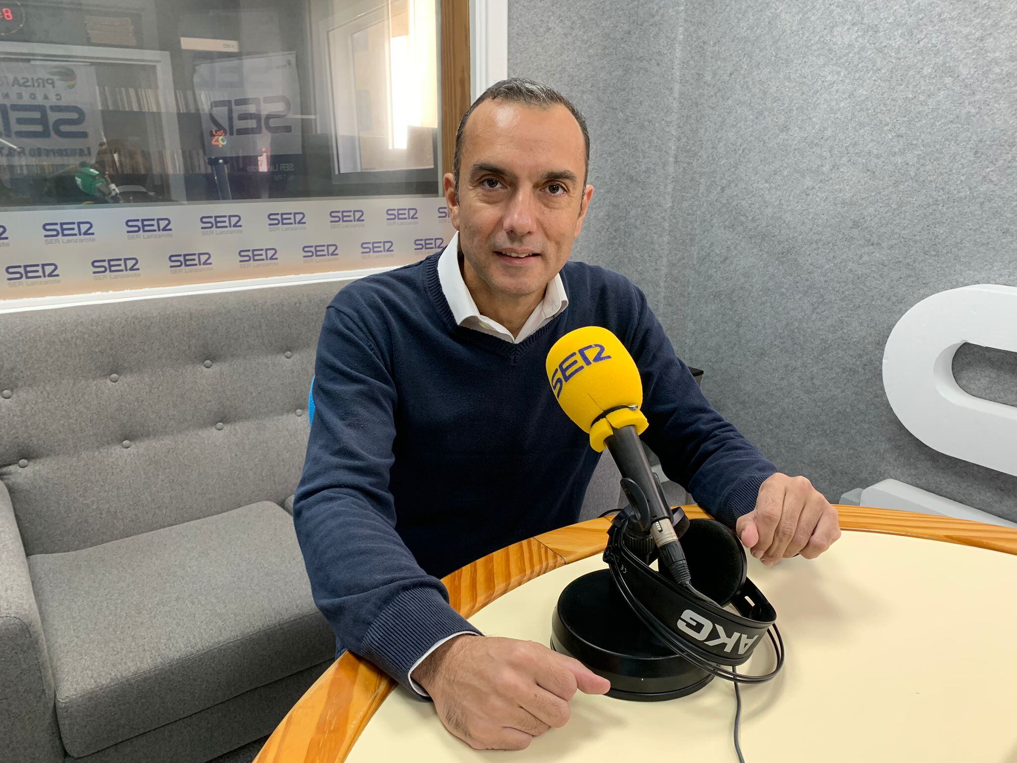 El periodista de Lancelot TV, Andrés Martinón, en los estudios de SER Lanzarote.