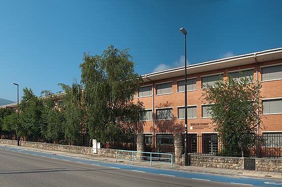 Fachada del Instituto Estelas de Cantabria de Los Corrales de Buelna.