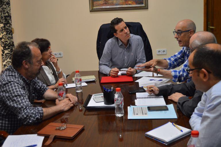 Imagen de la reunión mantenida para hablar de reciclaje