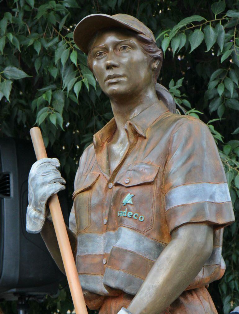 Escultura homenaje a la plantilla de SADECO