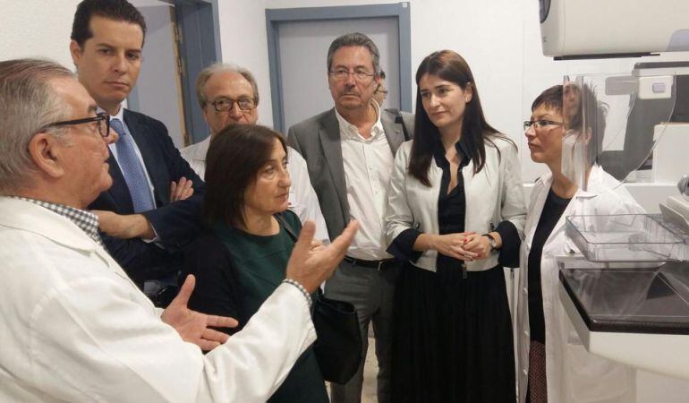 Carmen Montón ha visitado los servicios y equipos del Hospital General de Alicante