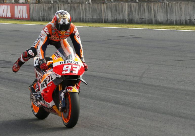 Marc Márquez entrando en línea de meta.