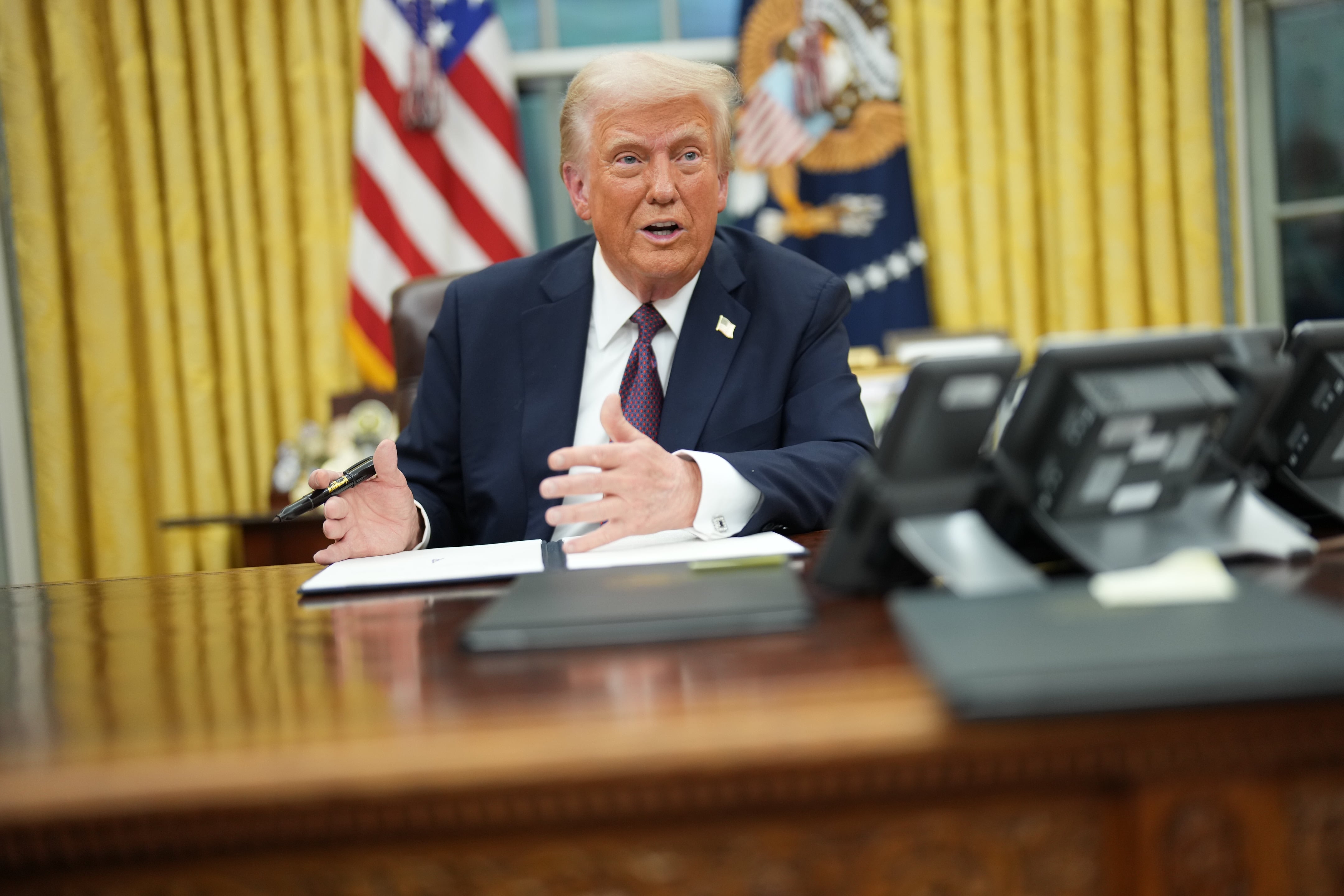 Donald Trump firmando las órdenes ejecutivas.