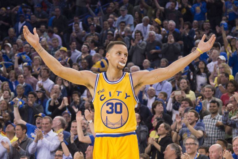 Curry celebra una canasta ante Washington Wizards 