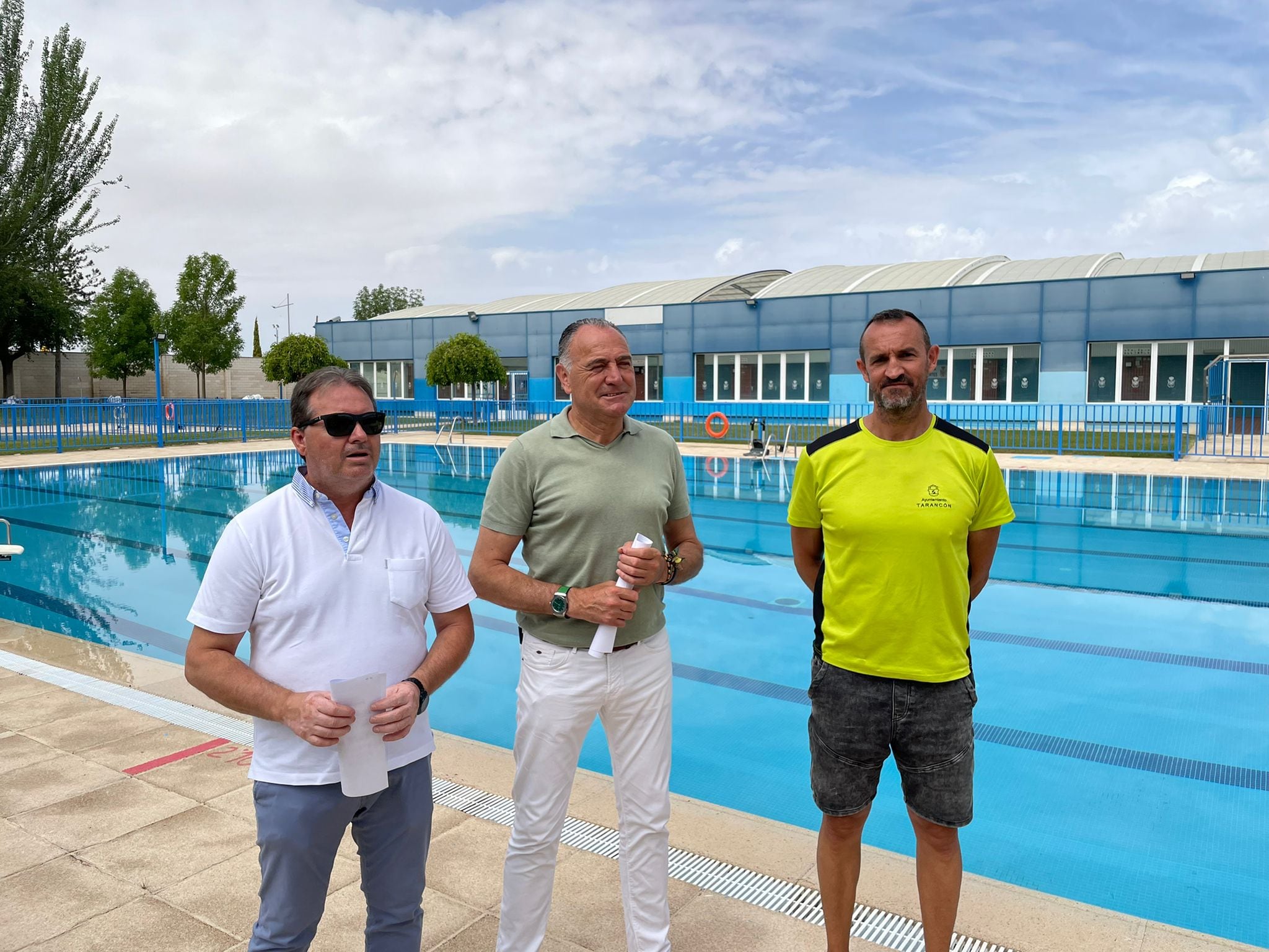 José Victor Hontana, José Manuel López Carrizo y Alán Martínez ha presentado la temporada de baño en la piscina municipal