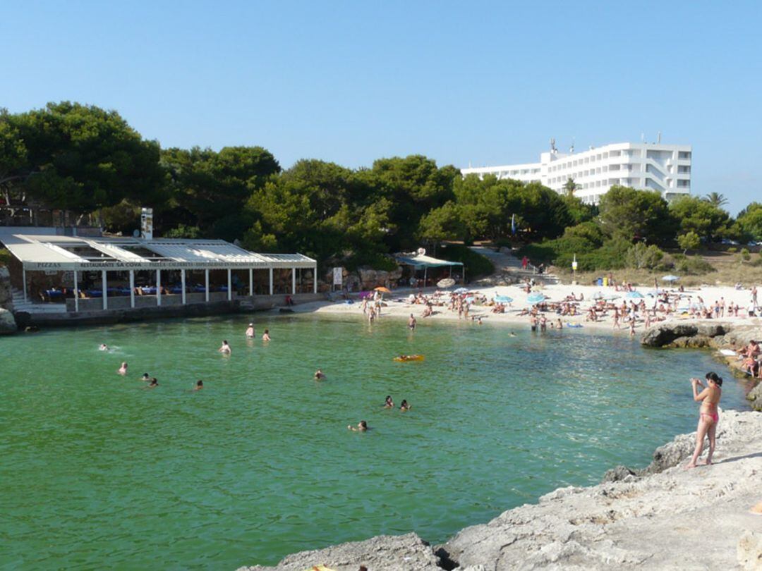 600 turistas alojados en Cala Blanca han dormido dos noches sin luz.