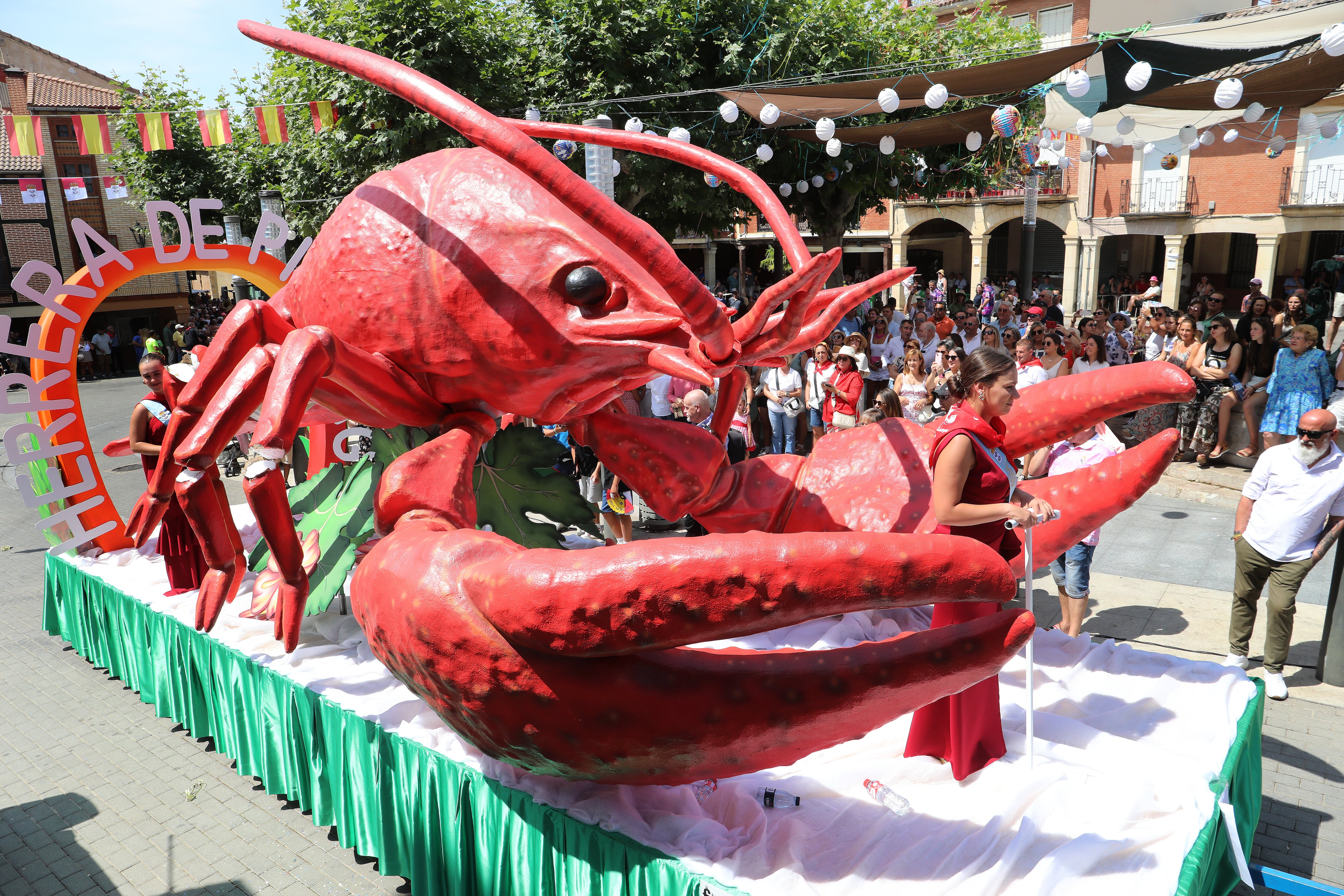Festival Nacional de Exaltación del Cangrejo de Río en Herrera de Pisuerga (Palencia) , en la imagen un momento del desfile de carrozas