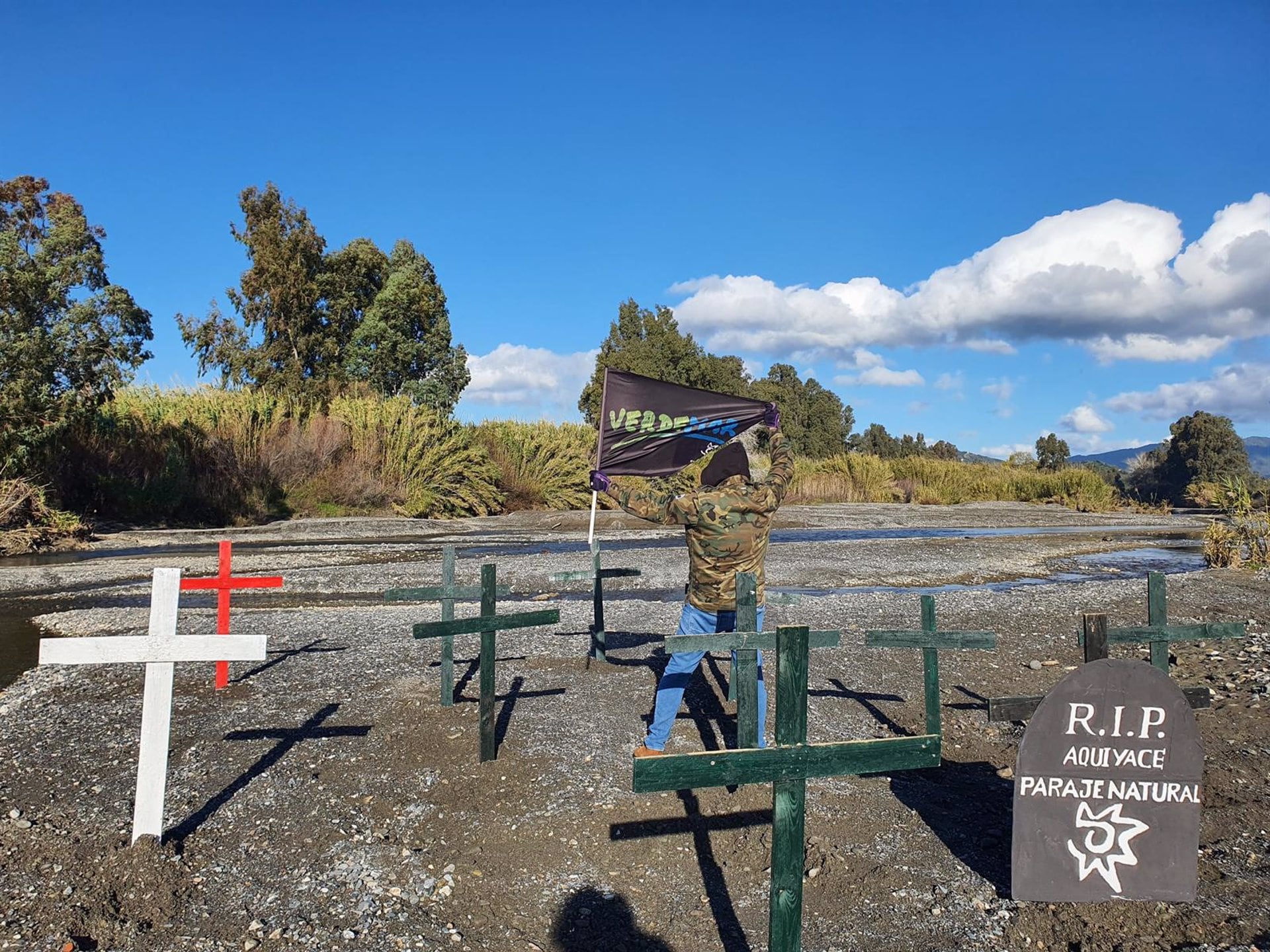 Protesta de Ecologistas en Acción en el Guadiaro, en la provincia de Málaga