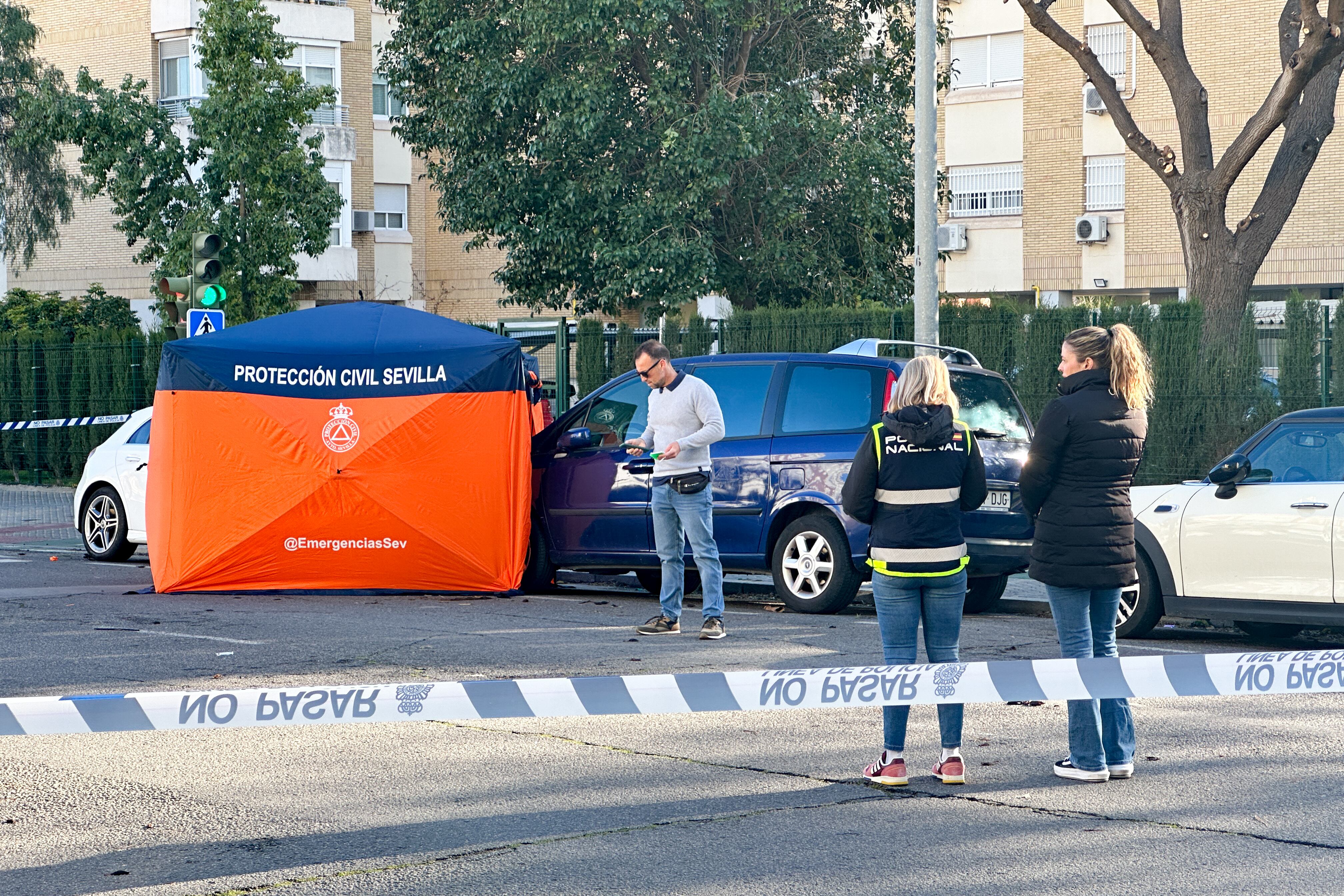 Un joven de 21 años ha fallecido este domingo en la capital de Sevilla tras ser objeto de una agresión en una calle de la barriada de Santa Clara, un suceso cuyas circunstancias está investigando la Policía Nacional. Desde el 112 se ha dado aviso a la Policía Nacional, la Policía Local y los servicios sanitarios, concretamente al 061, cuyos facultativos a su llegada al lugar no han podido más que confirmar la muerte del joven.