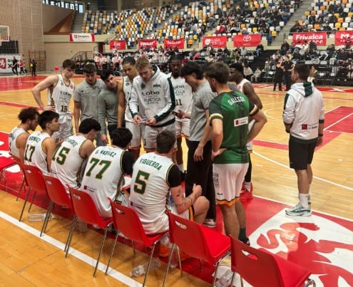 Tiempo muerto del CB Peñas durante un partido