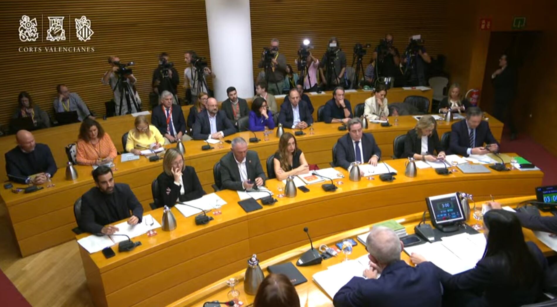 La sala de comisiones de Les Corts se ha llenado durante la comparecencia de Carlos Mazón; en la sala no han podido estar representantes de las asociaciones de víctimas