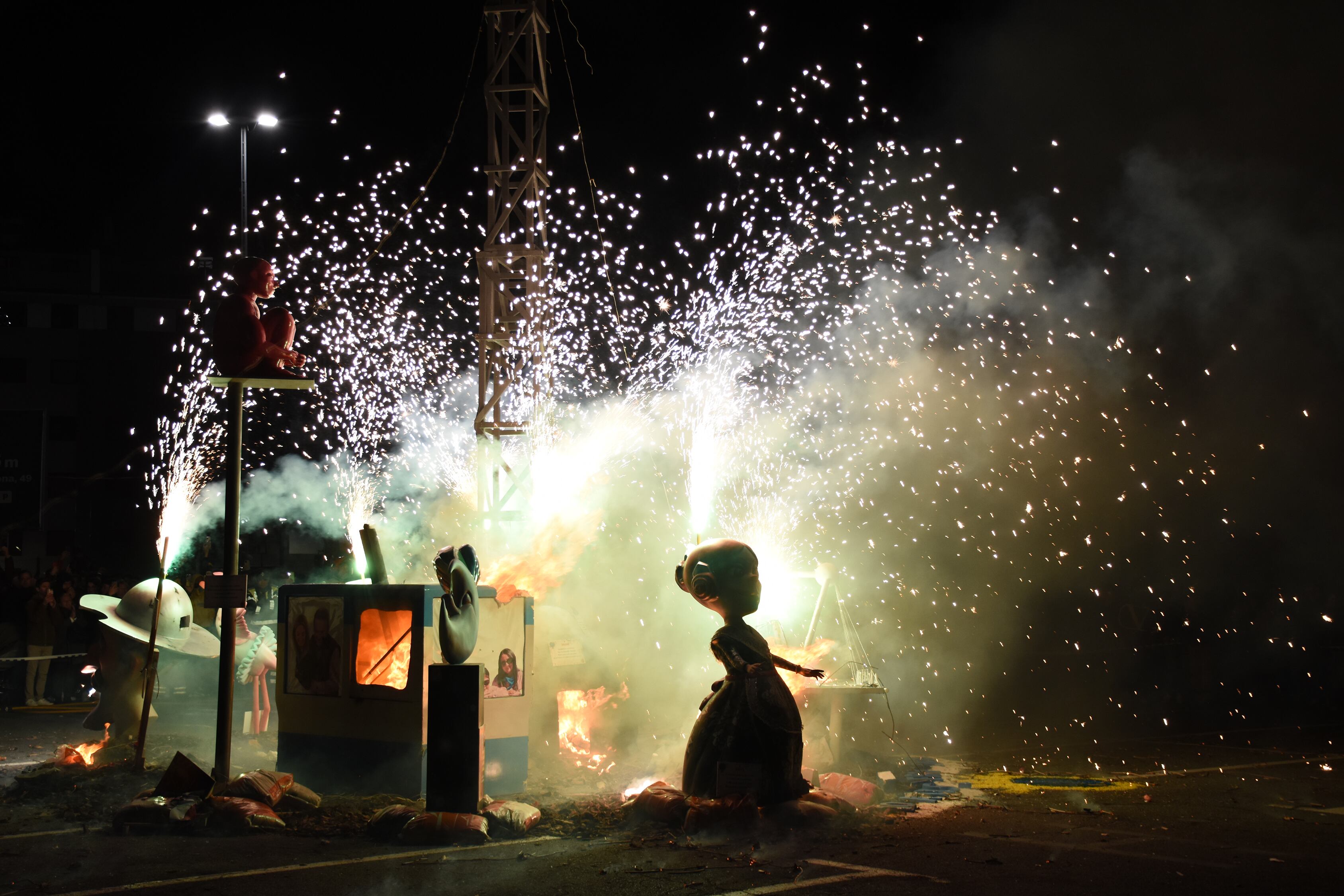 La falla creada especialment per a l&#039;ocasió inicia la &#039;cremà&#039; a l&#039;aparcament del parc Central.