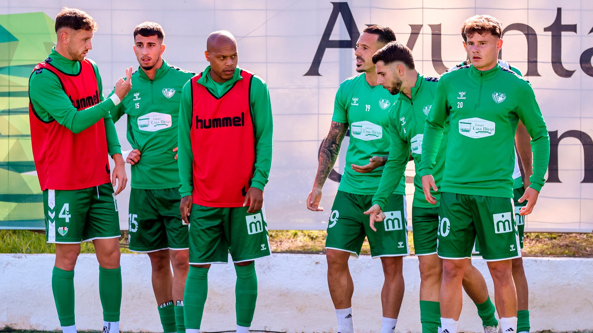 El Antequera CF, calentando antes del duelo ante el Real Murcia