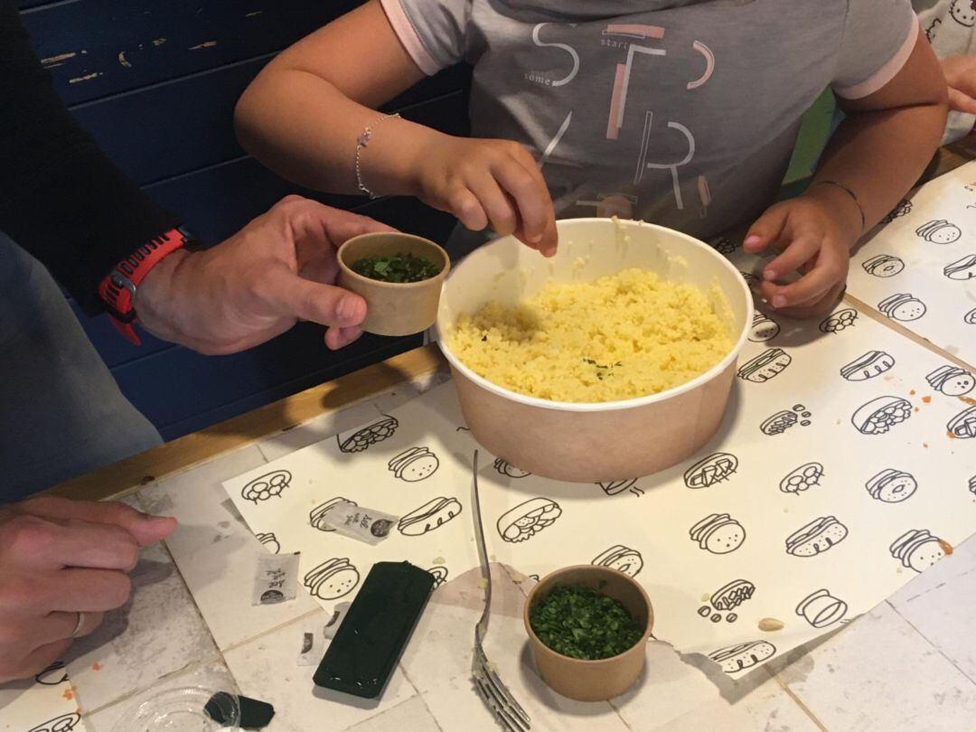 Dos de los participantes de la jornada pasada de los &#039;Talleres de cocina corresponsable para hombres&#039;