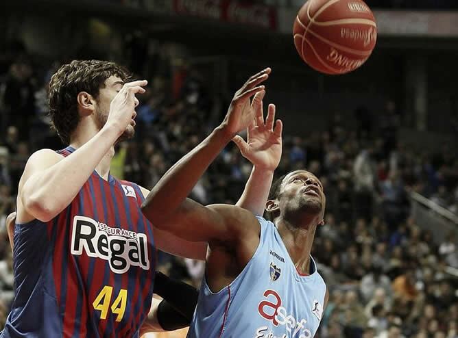 El pívot estadounidense del Asefa Estudiantes Lamont Barnes (d) y el también pívot, el croata Ante Tomic del Barcelona Regal, durante el partido correspondiente a la decimoséptima jornada de la fase regular de la Liga ACB