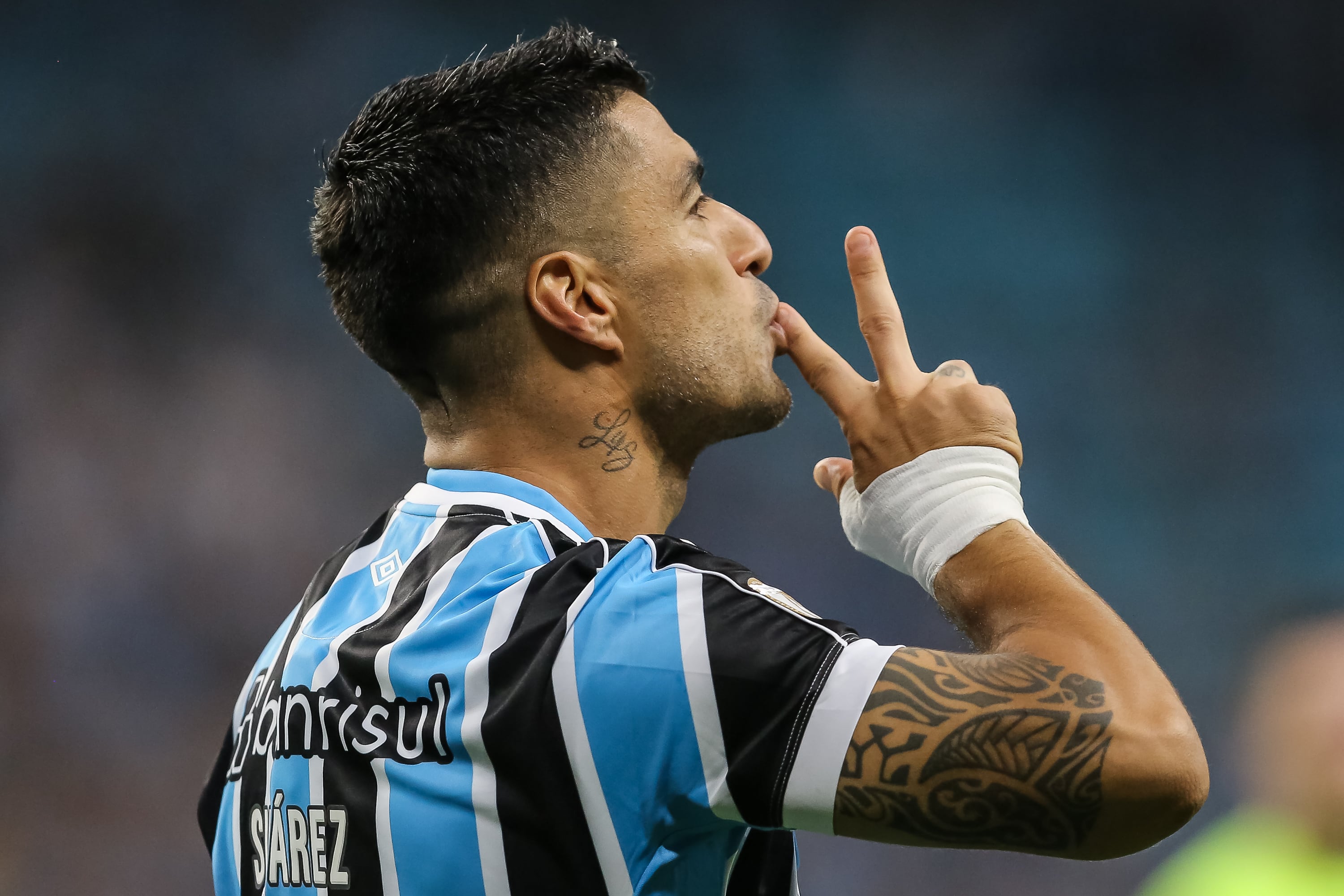 Luis Suárez celebra su gol con Gremio en la liga brasileña ante Vasco. (Photo by Pedro H. Tesch/Getty Images)