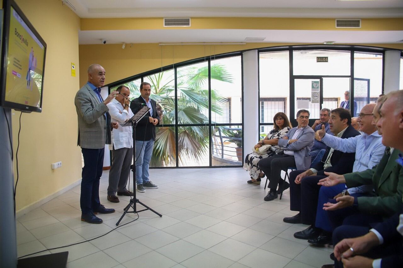 Antonio Muñoz, alcalde de Sevilla presente el Bono Sevilla