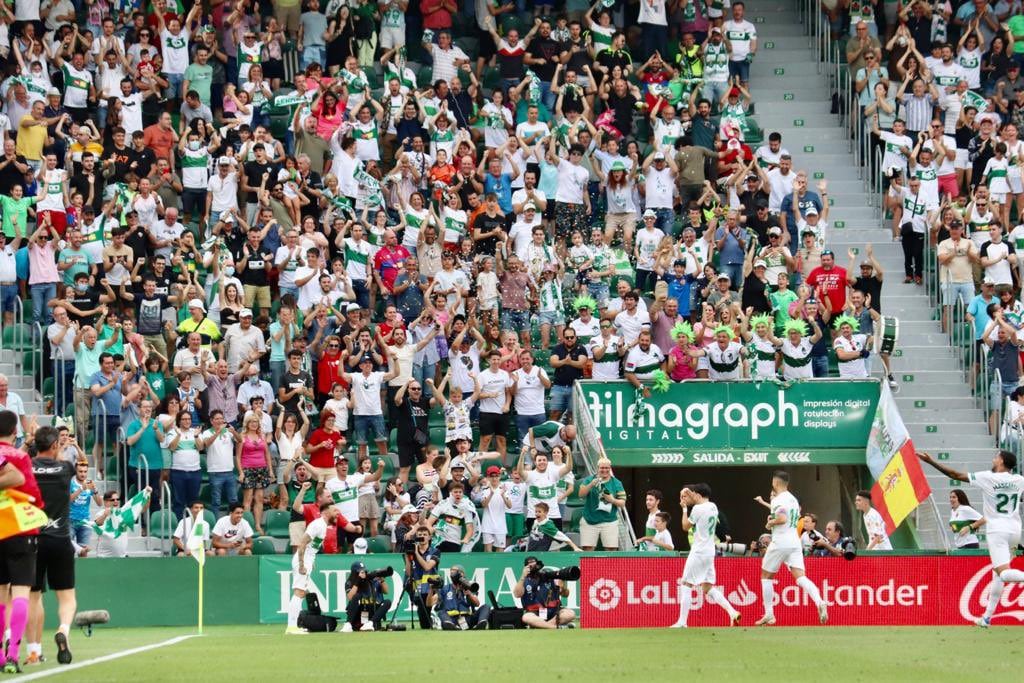 Los jugadores del Elche festejan junto a la grada el 3-1 anotado por Kike Pérez