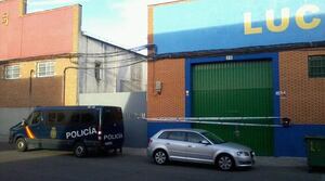 Un furgón policial, junto a uno de los locales propiedad de ciudadanos chinos que ha sido precintado por la Policía Nacional en el polígono Cobo Calleja de Fuenlabrada (Madrid)