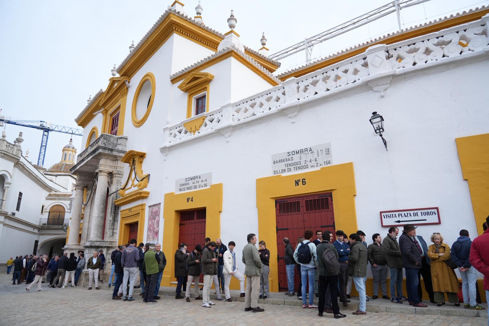 Colas a las puertas de las taquillas de la Maestranza en el primer día de renovación y venta de abonos