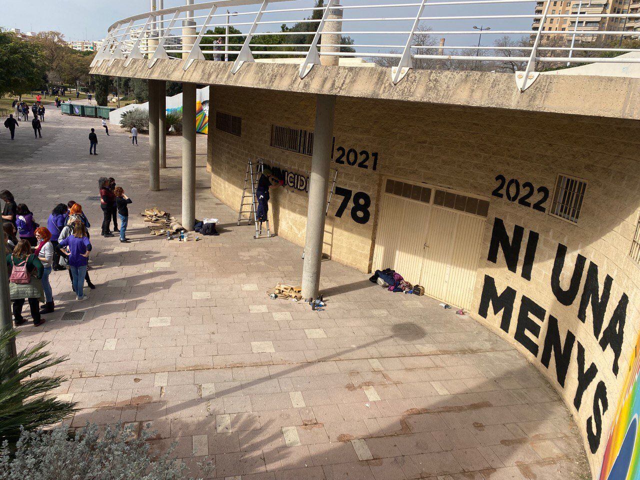 El mural pintado en València se actualiza periódicamente con los feminicidios que se registran en España