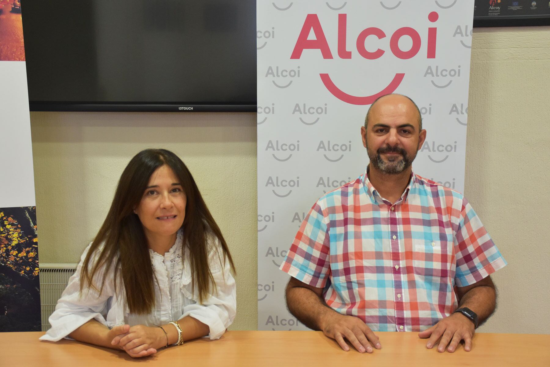 Lorena Zamorano, concejal de Turismo, y David Ponsoda, presidente de la Asociación Cultural Samarita, en la rueda de prensa de presentación de la actividad