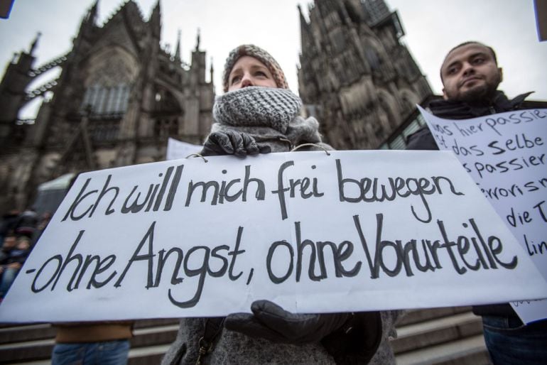 Una mujer protesta contra las agresiones sexuales que tuvieron lugar en Colonia (Alemania) en Nochevieja, con un cartel en el que se puede leer &quot;quiero moverme libremente, sin miedo, sin prejuicios&quot;. 