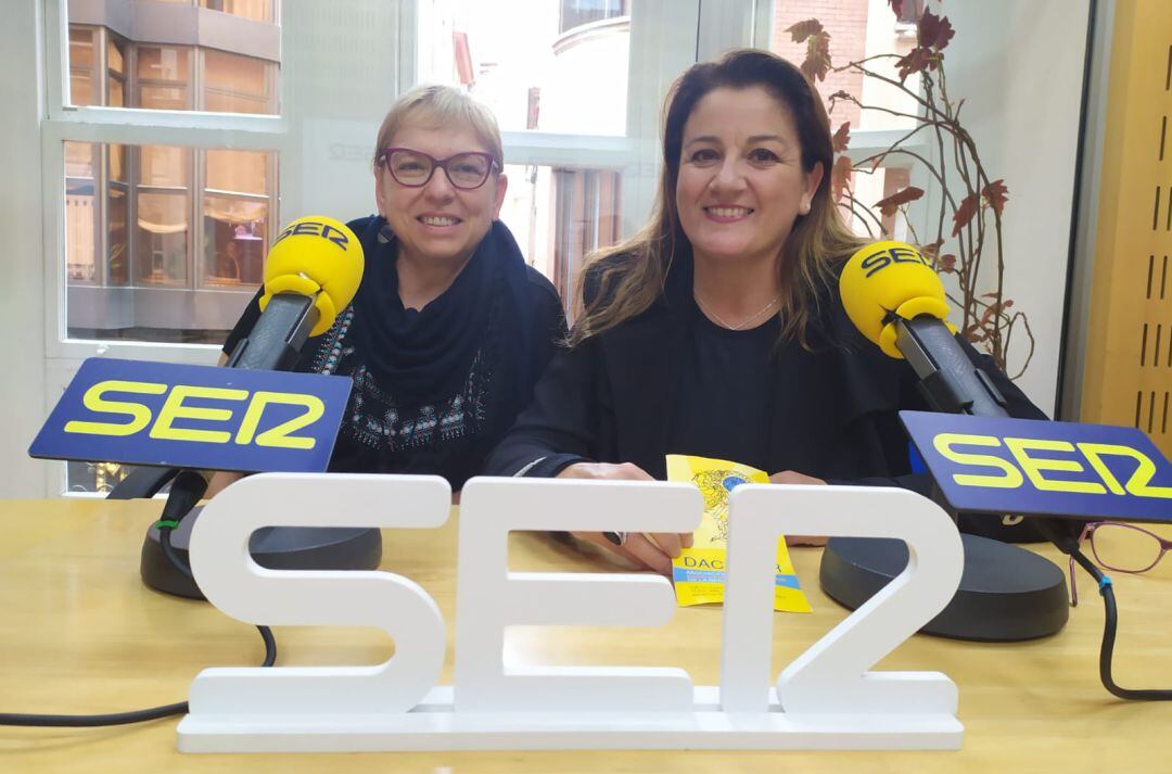 Irene López, trabajadora social de DACEMUR, e Isabel López, presidenta de dicha asociación, en los estudios de Radio Murcia.