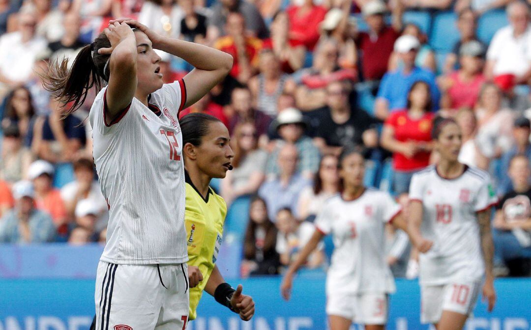 Patri Guijarro se lamenta tras una ocasión ante China