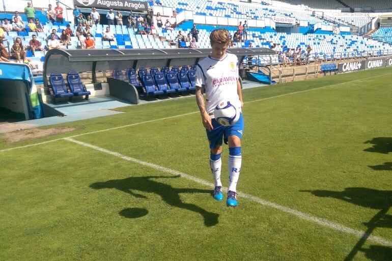 Wilk toca por primera vez el balón sobre el césped de La Romareda