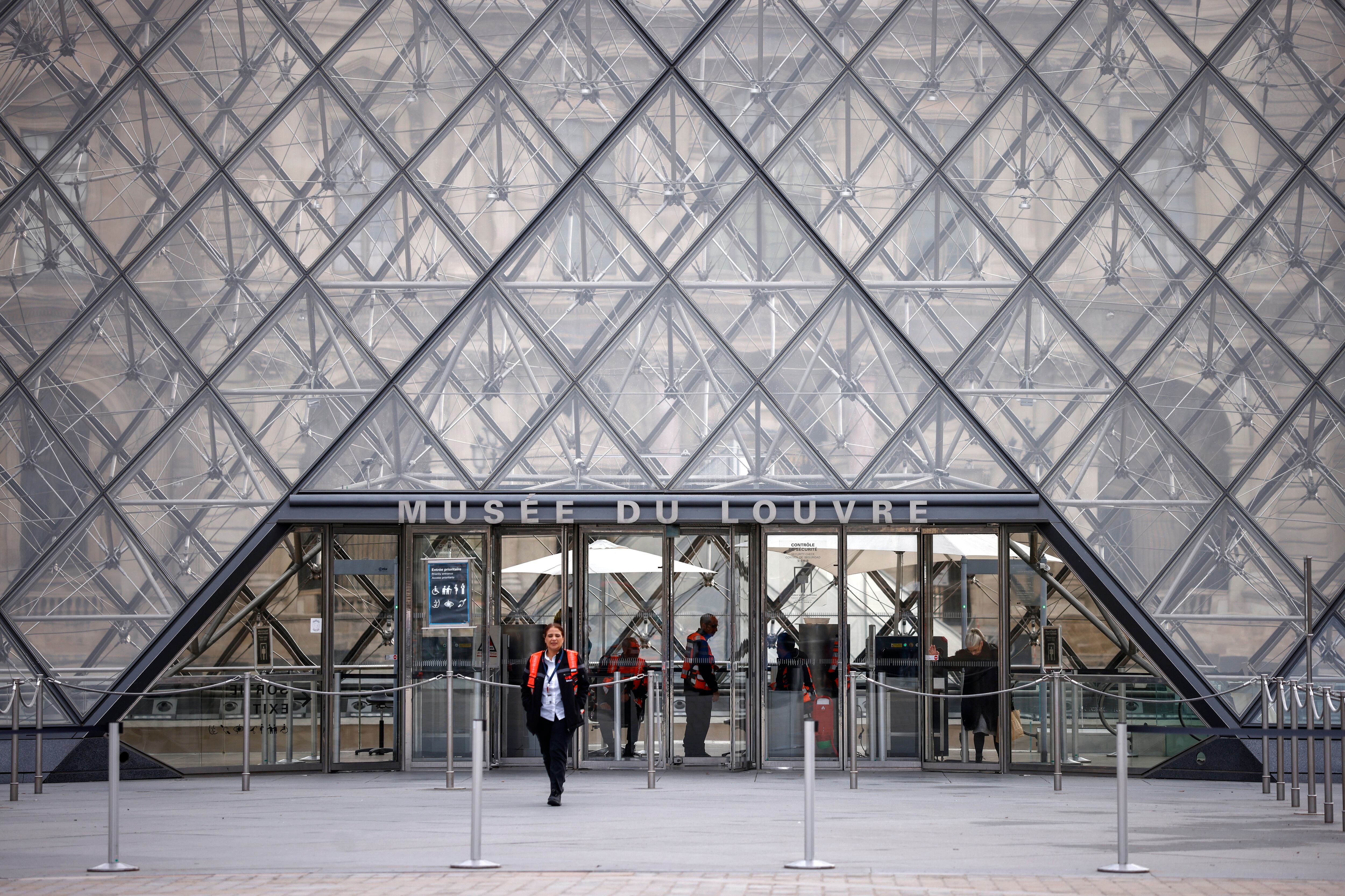 Vista exterior del Museo del Louvre un día después de un robo en París, Francia, 20 de octubre de 2025.