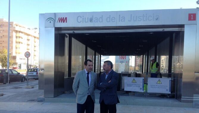 El delegado del Gobierno andaluz, José Luis Ruíz Espejo y el delgado de Fomento, Manuel García, durante la presentación de estas jornadas de puertas abiertas