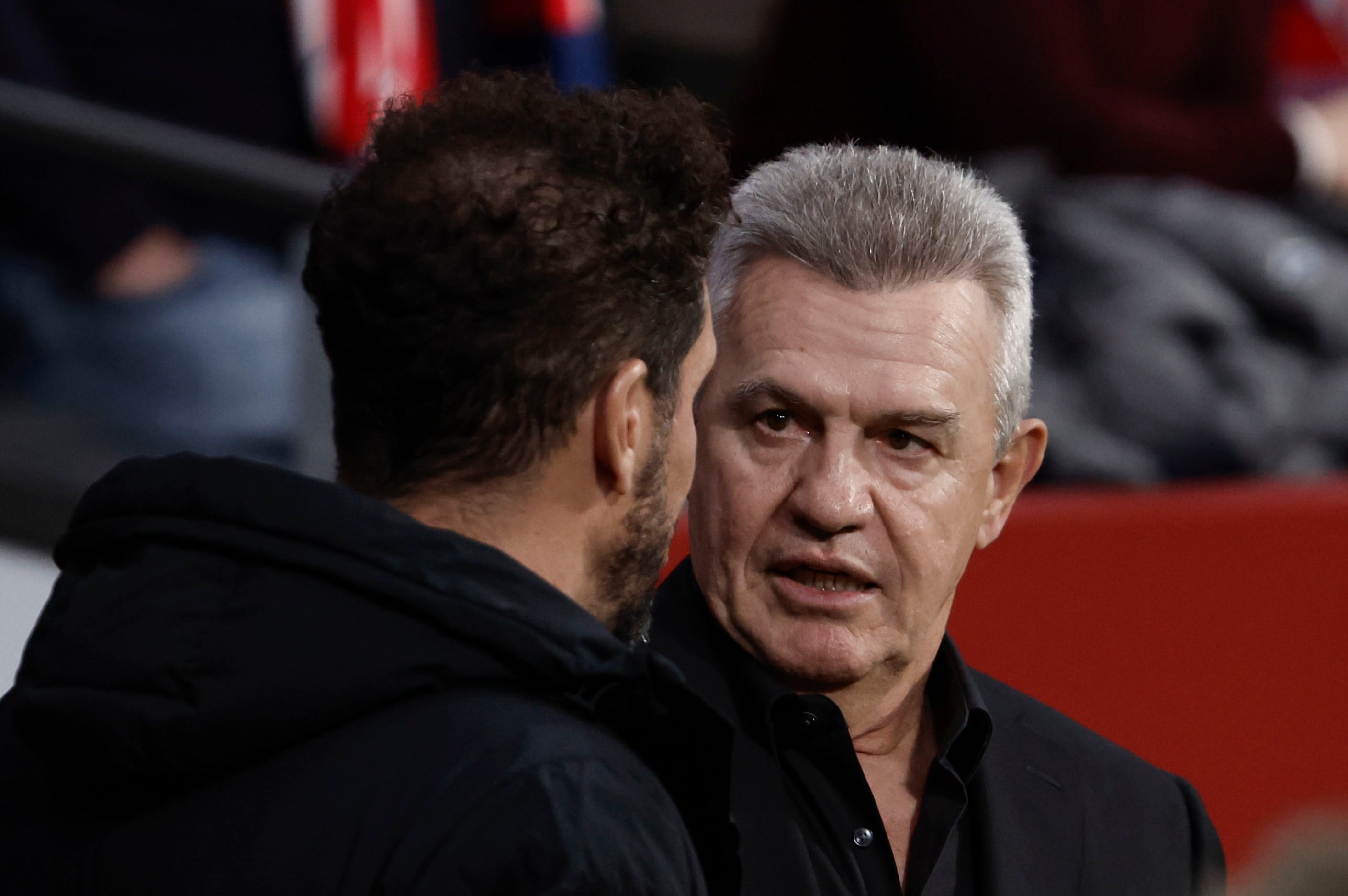GRAF3203. MADRID (ESPAÑA), 25/11/2023.- El técnico mexicano del RCD Mallorca Javier Aguirre saluda a Diego Pablo Simeone durante el partido correspondiente a la jornada 14 de LaLiga que Atlético de Madrid y RCD Mallorca disputan este sábado en el estadio Metropolitano. EFE/ Sergio Perez
