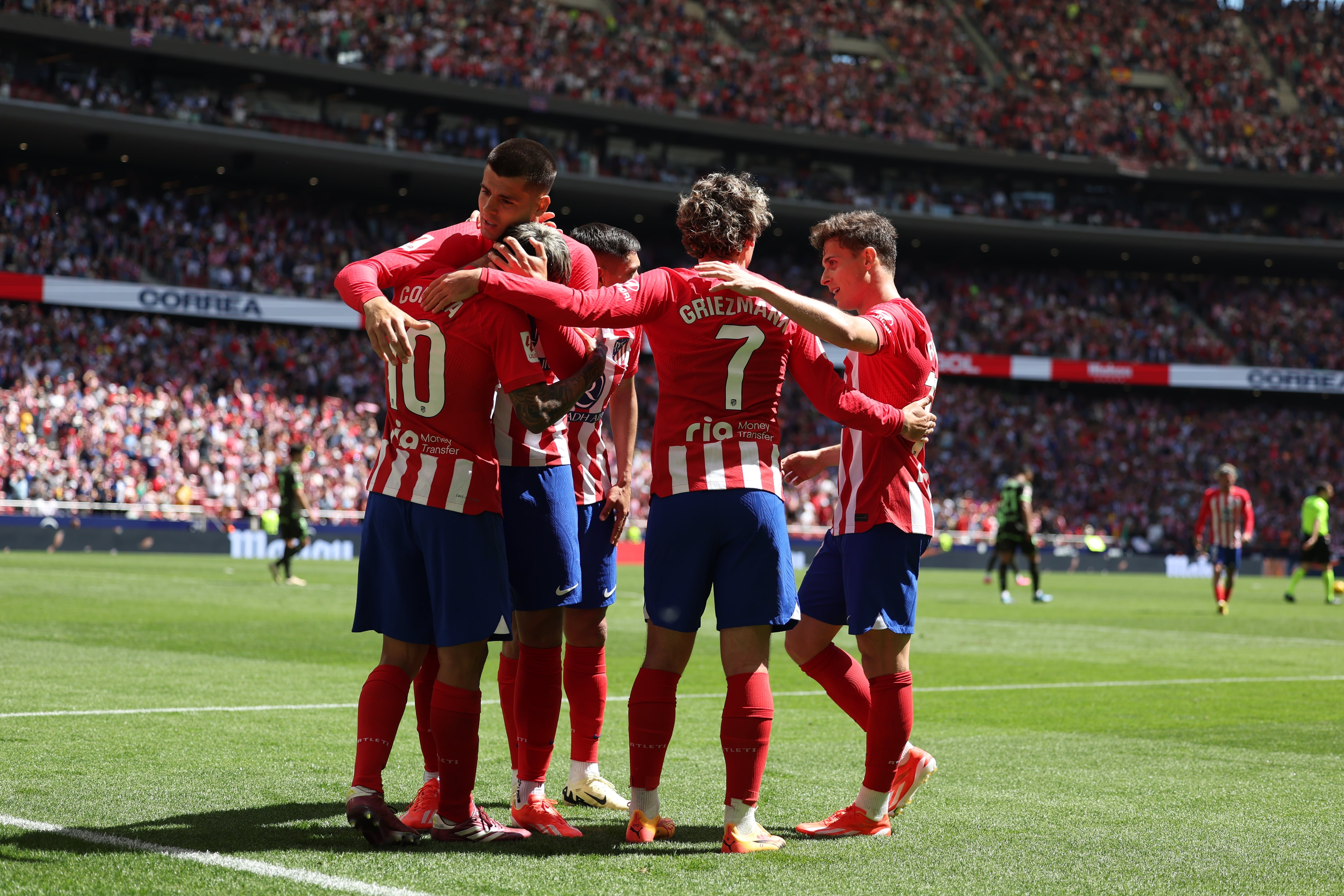 Los jugadores del Atlético de Madrid celebran uno de sus goles frente al Girona