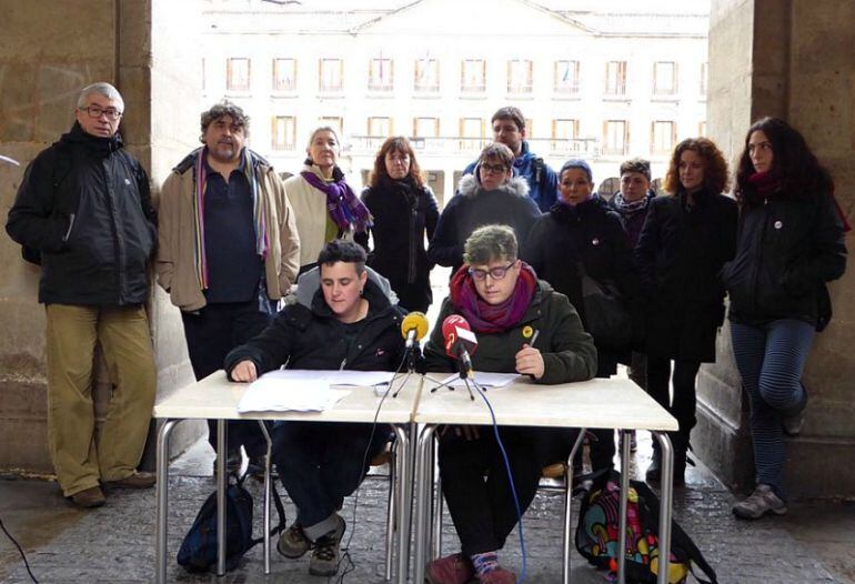 Representantes de los colectivos que han denunciado el caso de homofobia