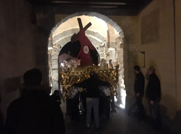 Ensayo de Maristas bajo el Arco del Socorro