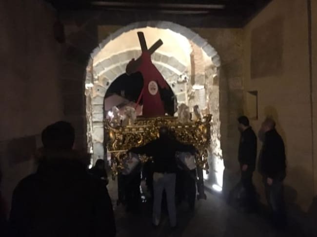 Ensayo de Maristas bajo el Arco del Socorro