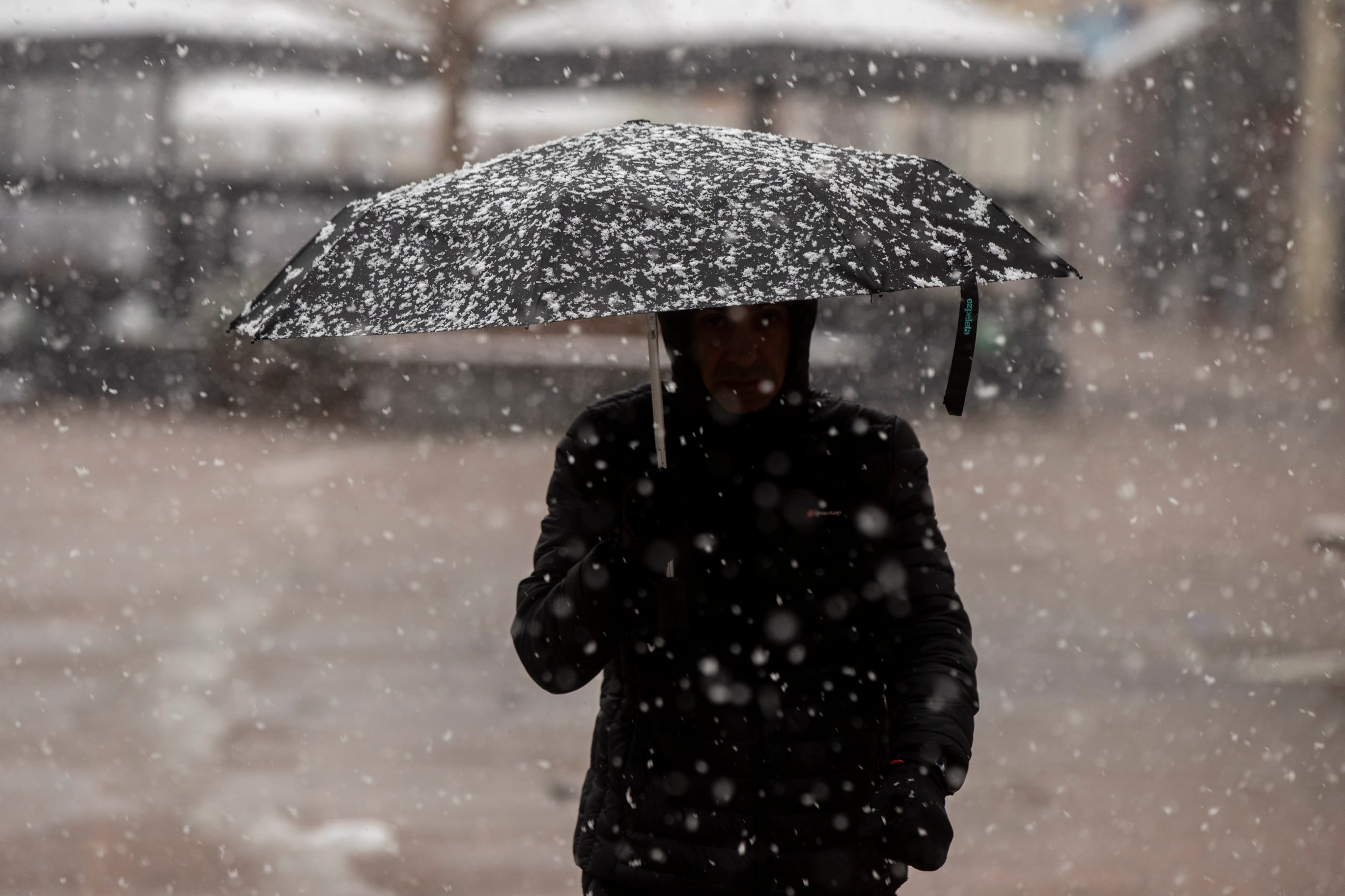 Un hombre se protege de las precipitaciones este miércoles en el centro de Vitoria.