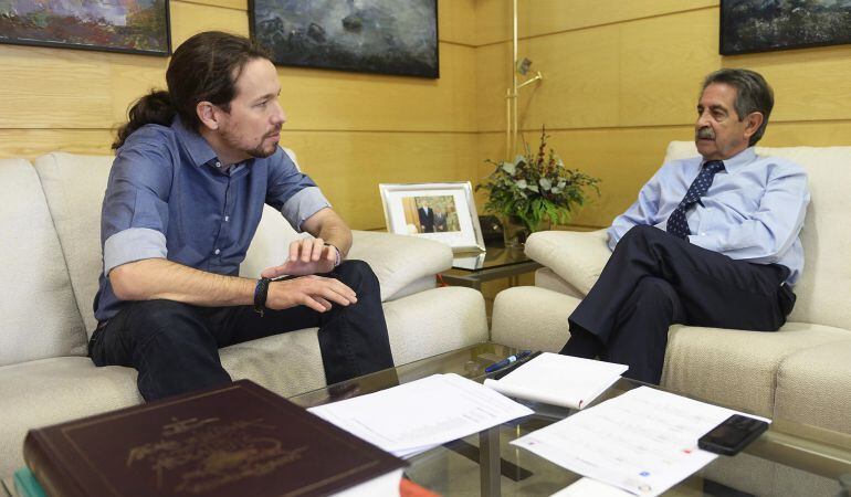 El presidente de Cantabria, Miguel Ángel Revilla, y el líder de Podemos, Pablo Iglesias, conversan durante la reunión que han mantenido en Santander. 