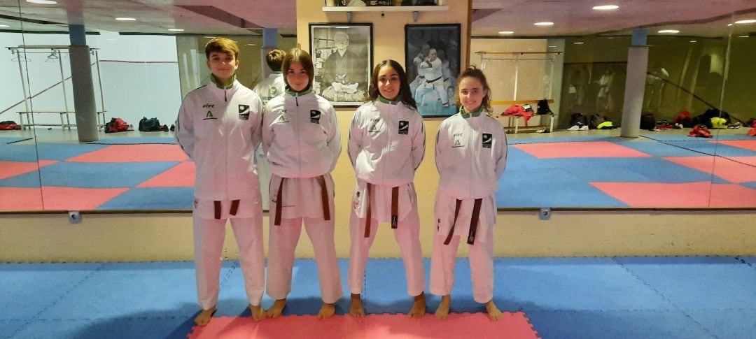 Sofía Salgado, Paula Cintas, Jimena Pérez y Soraya Gómez, alumnas de la escuela municipal de karate