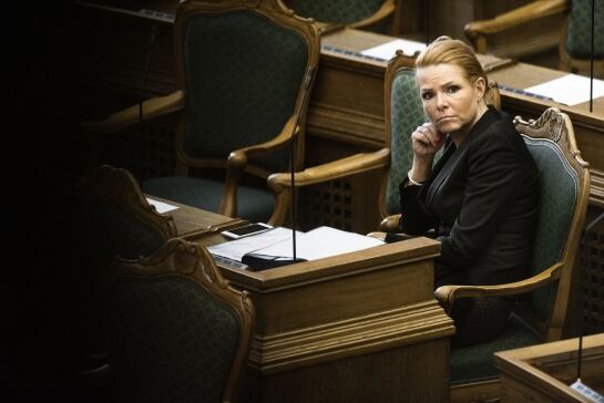 La ministra de migración e integración, Inger Stojberg, durante el debate en el parlamento danés para la aprobación de las medidas que restringen la libertad de los refugiados