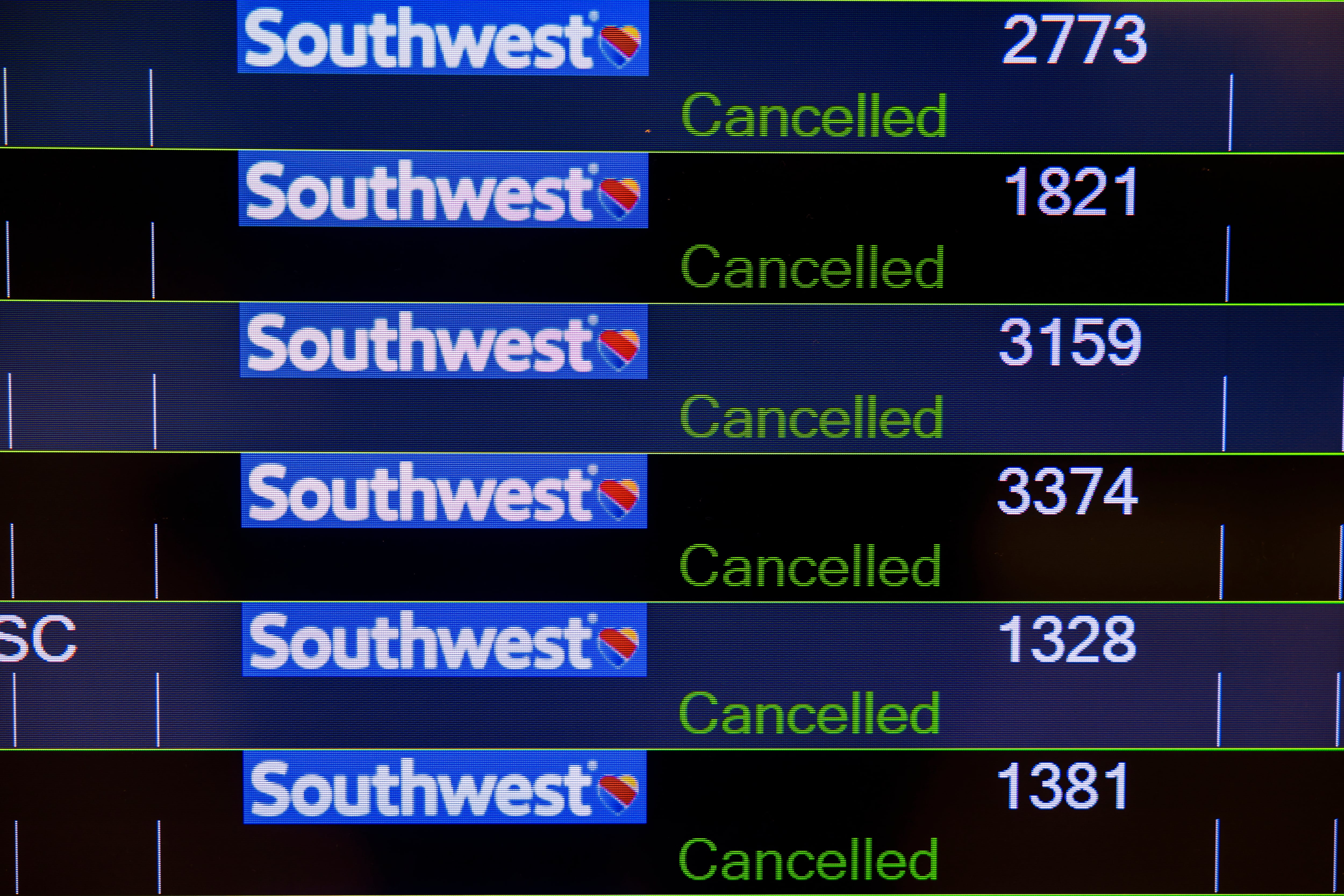 Baltimore (United States), 28/12/2022.- A flight schedule board shows canceled flights at Baltimore Washington International Airport (BWI) after Southwest Airlines cancelled another 3,000 flights for the day in Baltimore, Maryland, USA, 28 December 2022. The airline has canceled nearly 11,000 flights since a winter storm barreled through the US on 22 December. Southwest blames the ongoing issue on its IT software, which it called &#039;vastly outdated.&#039; (Estados Unidos) EFE/EPA/JIM LO SCALZO
