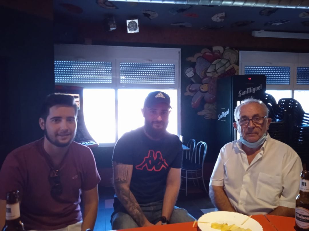 José Antonio Gamero (en el centro) junto a su hermano y abuelo