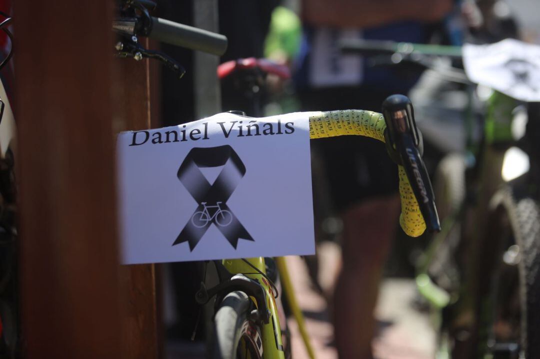 Imagen de uno de los homenajes al ciclista fallecido Dani Viñals. 