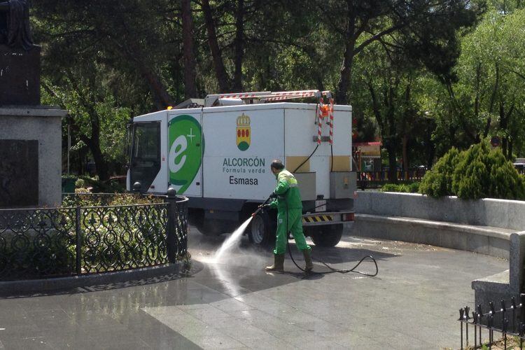 Empleado de ESMASA limpiando una de las calles