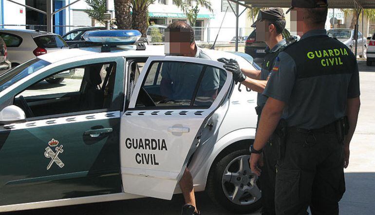 Imagen de archivo de una detención de la Guardia Civil