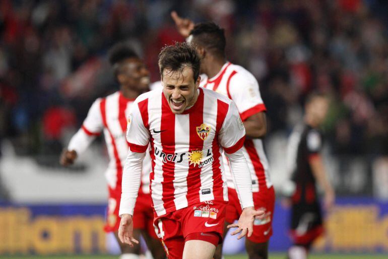 Javier Espinosa celebra el segundo gol del equipo almeriense.